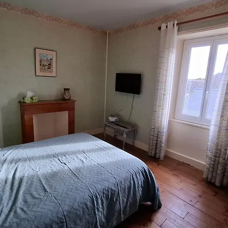 Maison Dans Un Joli Village Typique Du Cantal! * Oradour