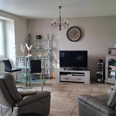 Maison Dans Un Joli Village Typique Du Cantal!